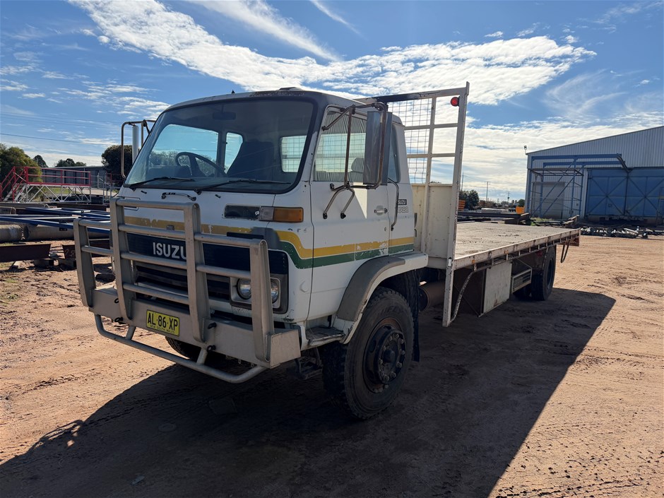 <p>1986 Isuzu FVR 4 x 2 Tray Body Truck</p>