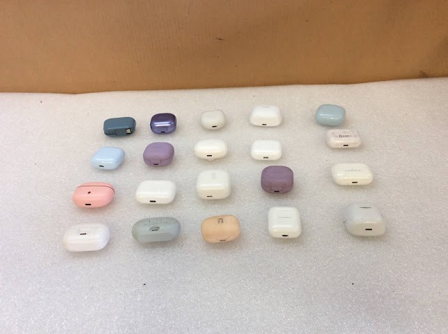 Mix Brand and Model Earphones Charging Cases (Lot of 20)