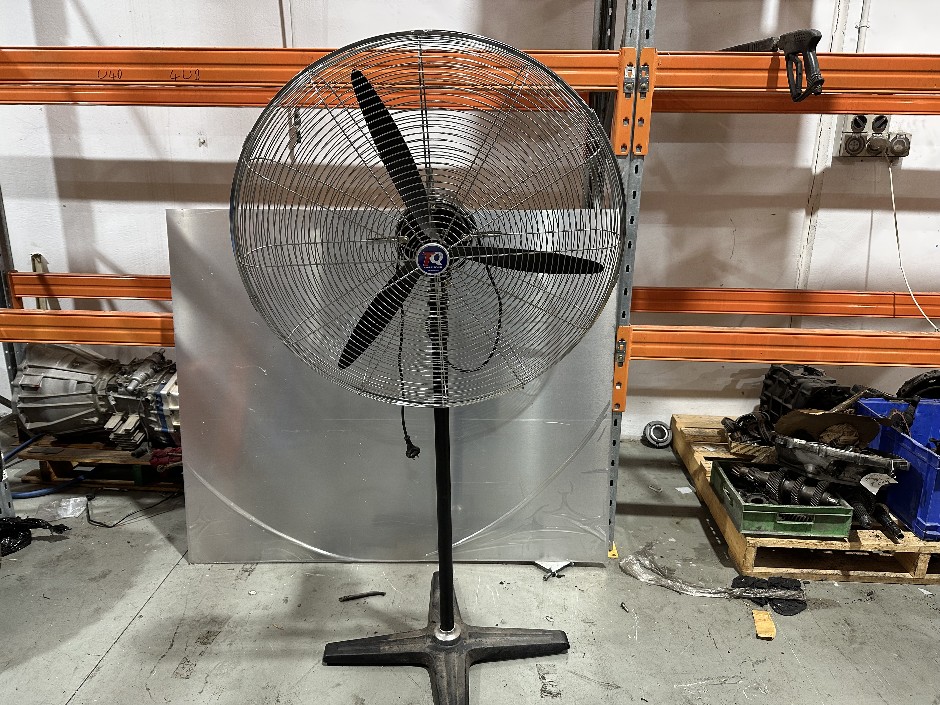 <p>TradeQuip Workshop 500mm Pedestal Fan</p>
