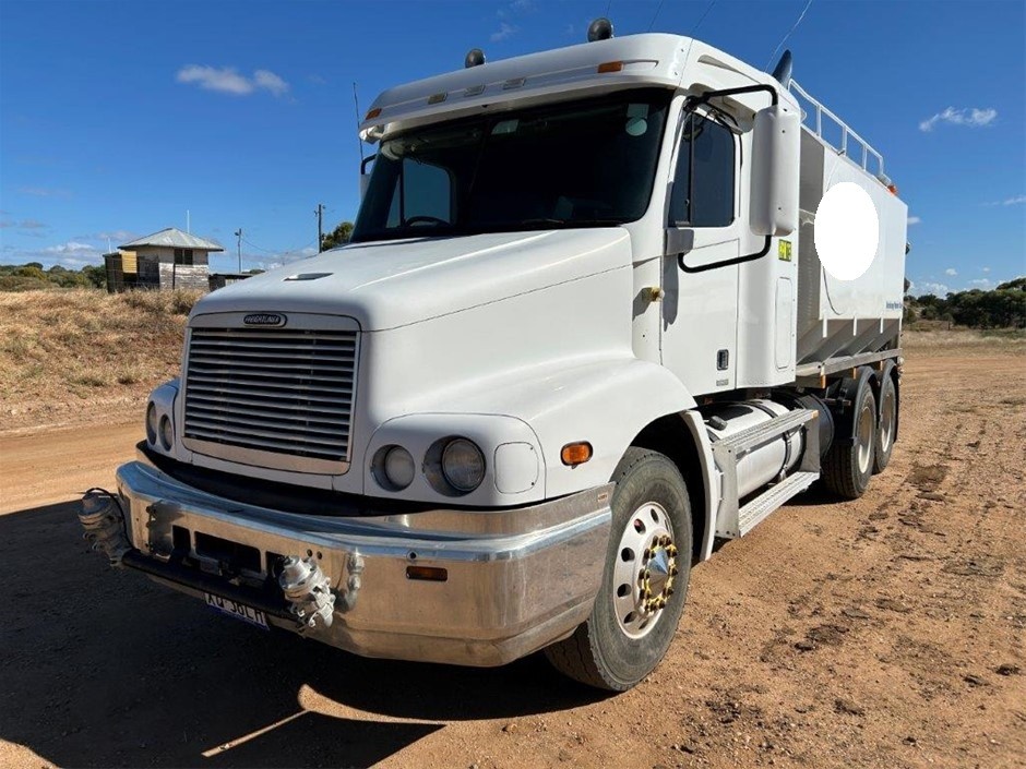 2000 Freightliner FL Water Truck 6 x 4 Water Truck