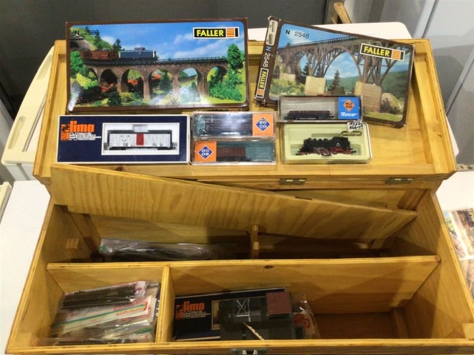 Qty of Assorted Miniature Train Pieces and Track