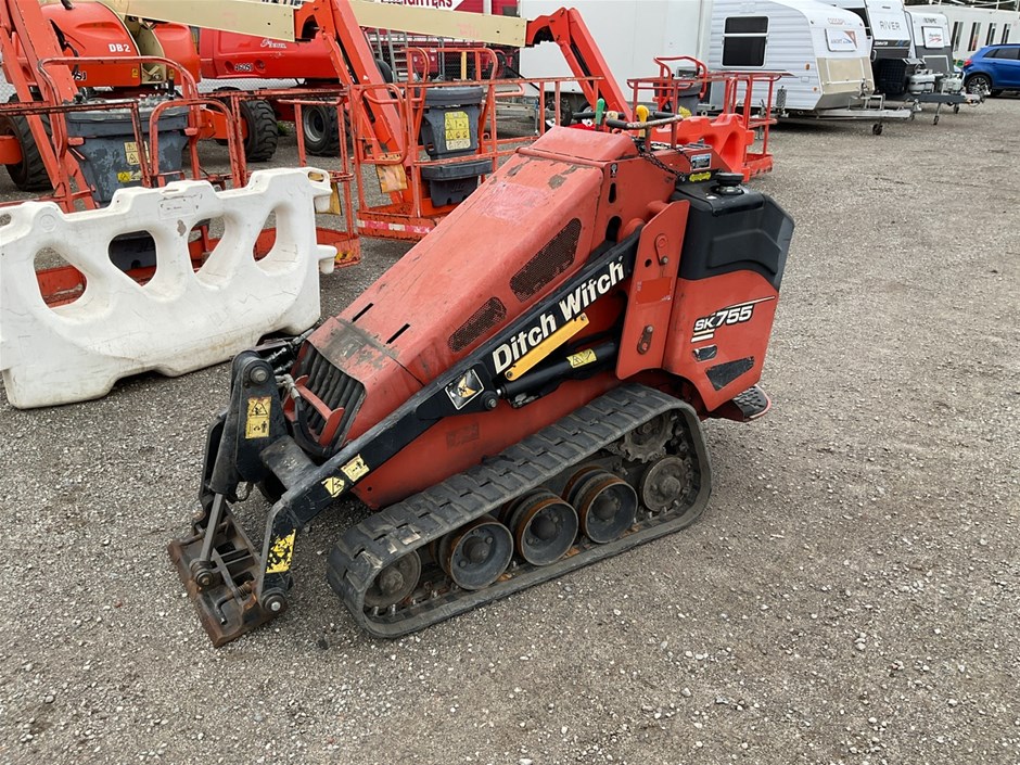 <p>Ditch Witch SK755 Skid Steer Loader (Track)</p>