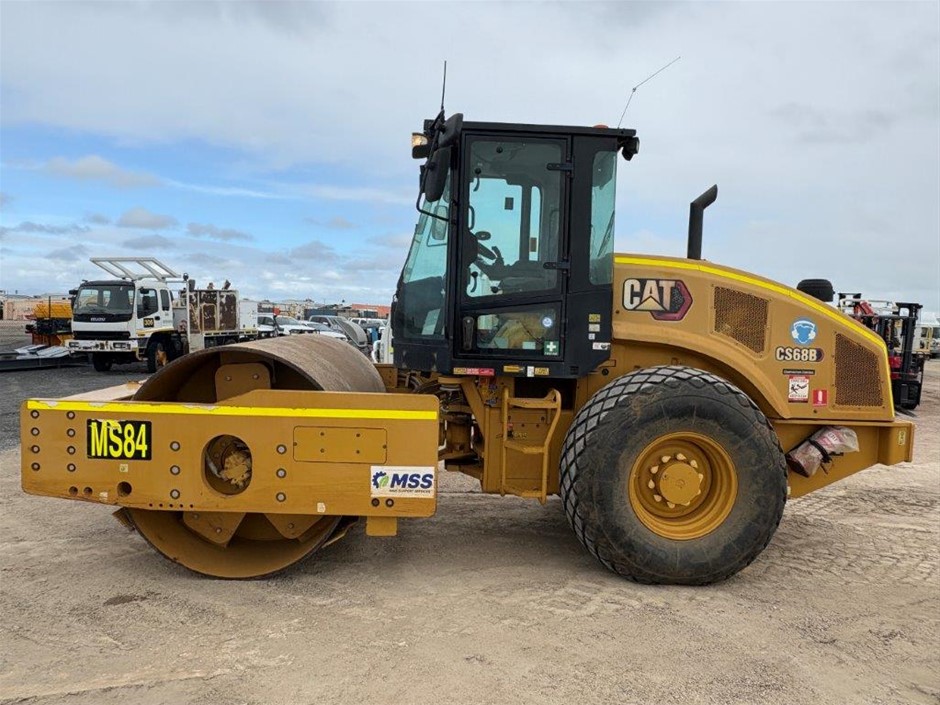 <p><strong>2021 CAT CS68B Smooth Drum Roller</strong></p>