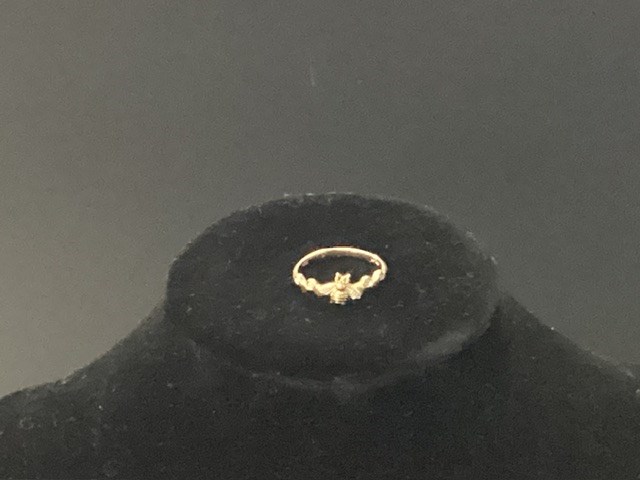 <p>1 X Stamped 9ct Yellow Gold, 'Bee' Band Ring</p>