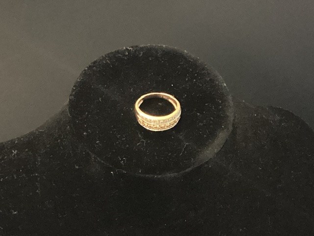 <p>1 X Stamped 9ct Yellow Gold, Diamond Set Band Ring </p>