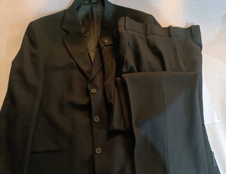 Roger David Black Business suit Almost New L , 34. Others
