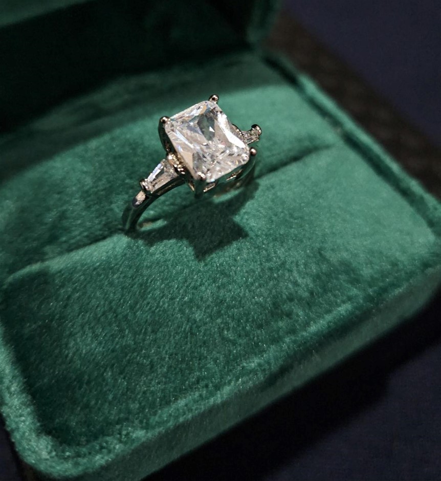 2.5ct 925 Sterling Silver Emerald Simulated Diamonds Ring