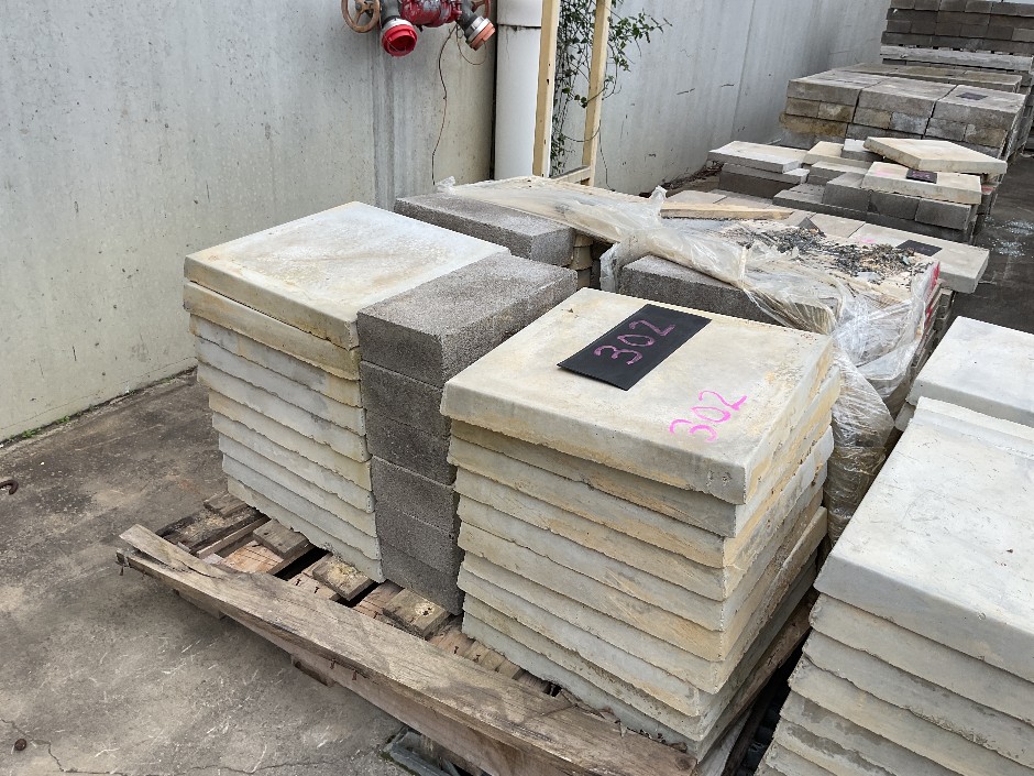 <p>Pallet of Assorted Concrete Pavers</p>