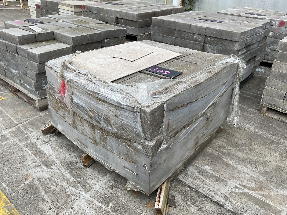 <p>Pallet of Concrete Pavers</p>