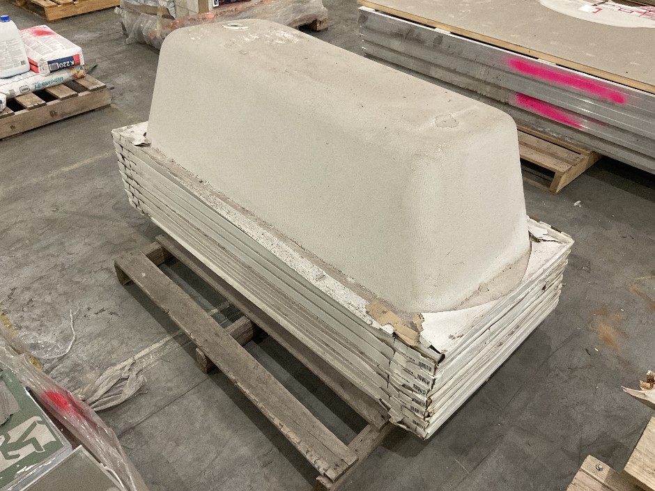 <p>Pallet of 8x Bath Tubs</p>