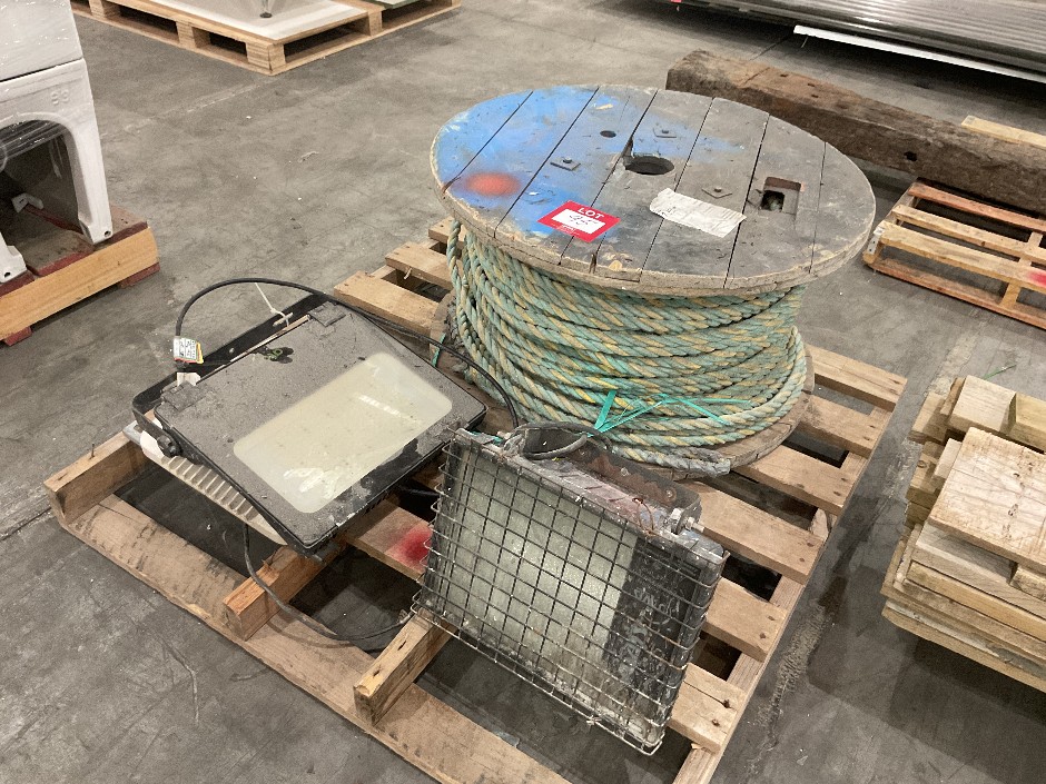 3x Assorted Flood Lights and 1x Reel