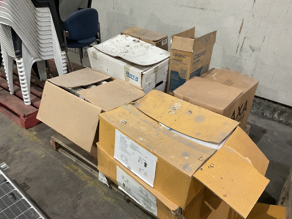 <p>Pallet Of Assorted Toilets & Cisterns</p>