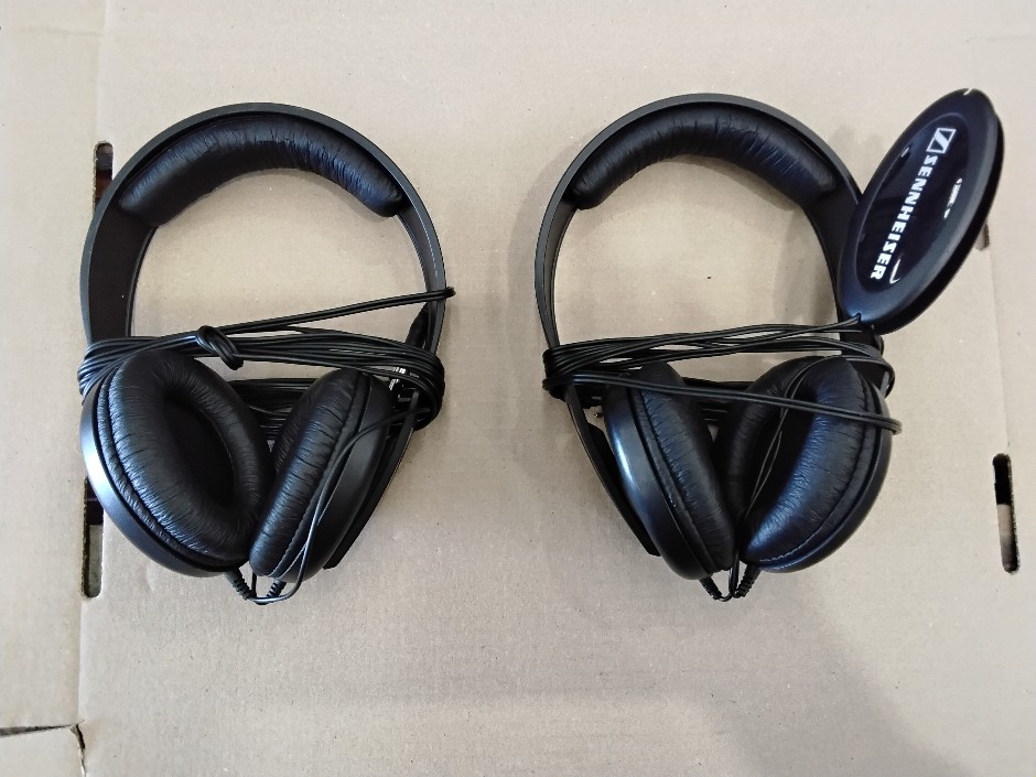 <p>Sennheisers HD202 Headphone</p>