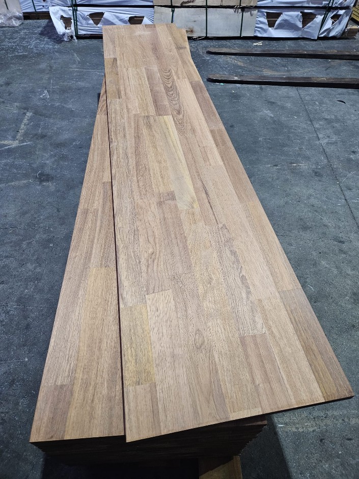 <p>Merbau Tabletop FJL 2400x 620x 33mm</p>
