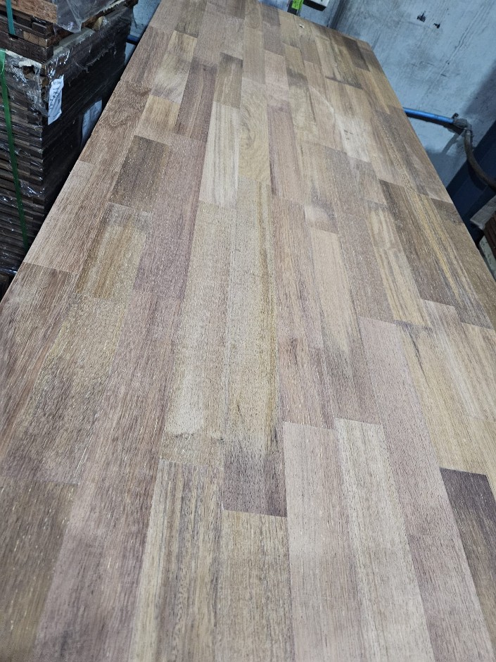 <p>Merbau Tabletop FJL 3000x 920x 33mm</p>