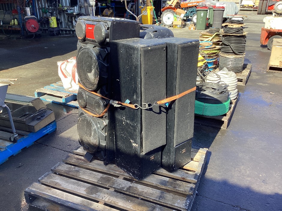 <p>4 x Loud Speakers</p>
