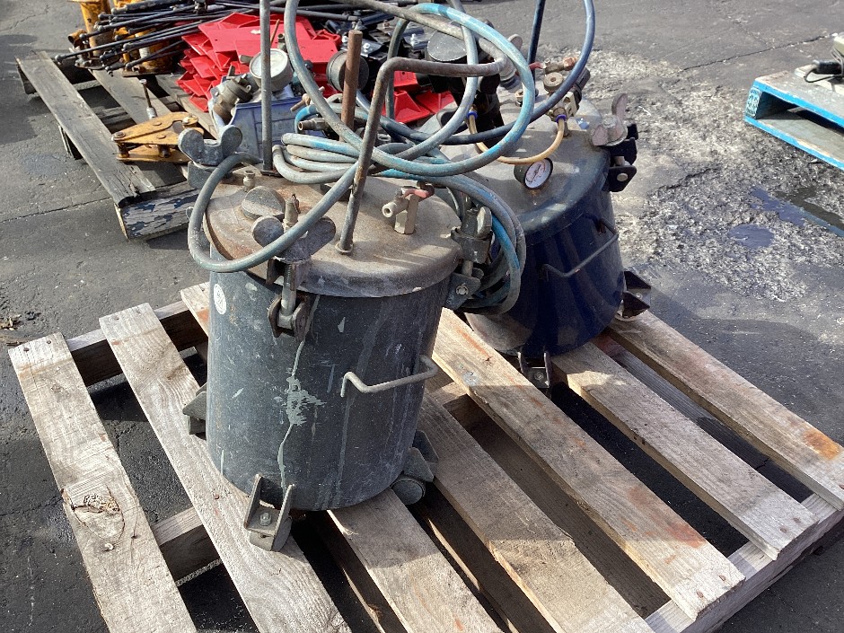 2 x Pneumatic Pressure Pots