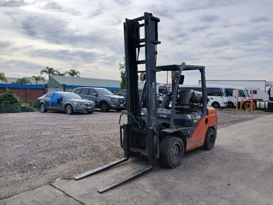<p>Toyota 32-8FGJ35 LPG Counter Balance Forklift</p>
