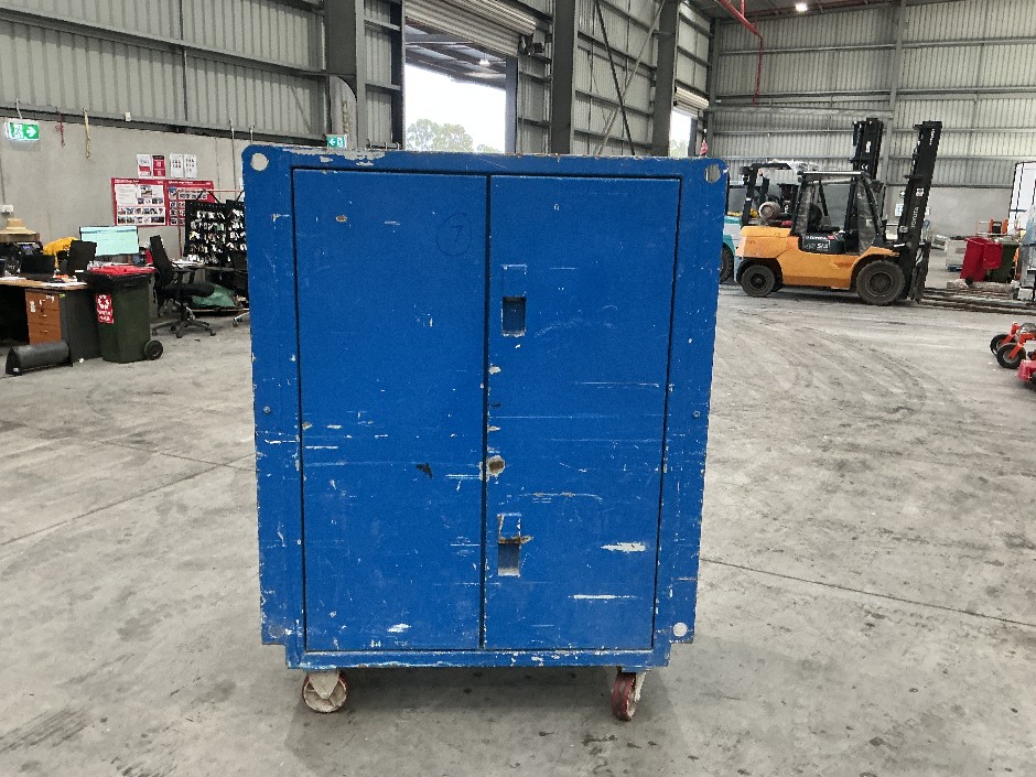 <p>1 x Tool Chest on Casters</p>