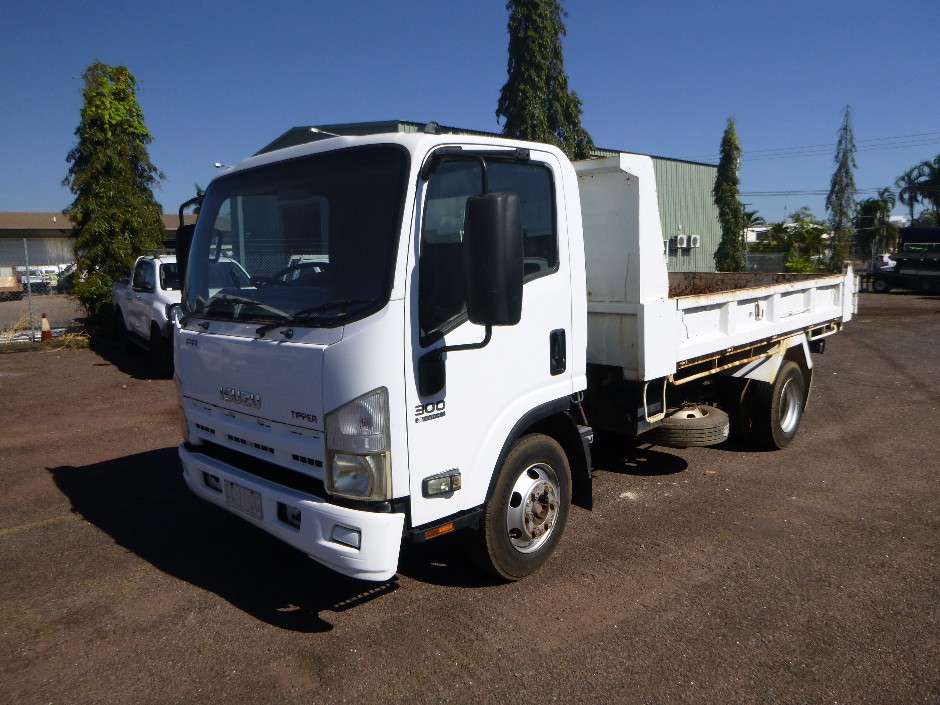 2014 Isuzu NPR 300 4x2 Tipper