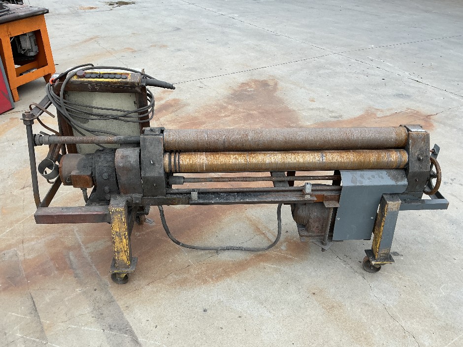 <p>1x workshop roller press</p>