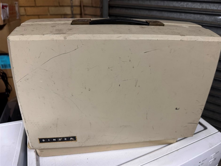 CLOSING DOWN SALE: Singer Sewing Machine