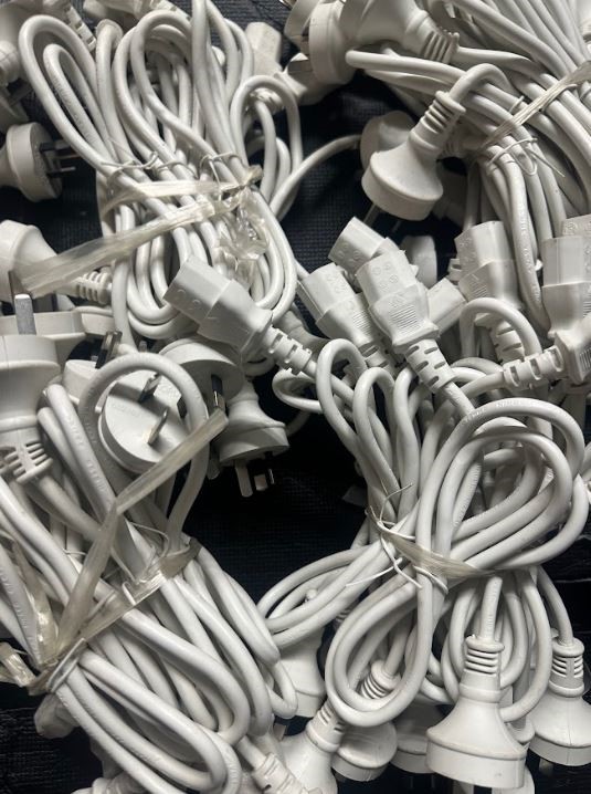 CLOSING DOWN SALE: Large quantity of computer cables