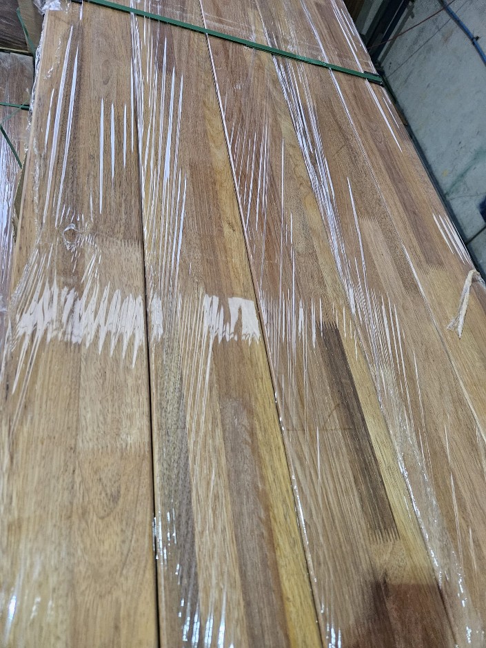 <p>Merbau FJL Post 140x140 at 3m (Unused)</p>