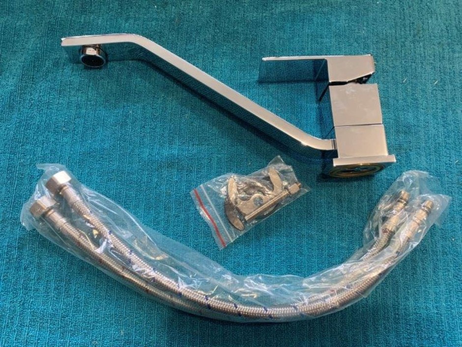 1 x Swivel Kitchen/Basing Mixing Tap (Unused)