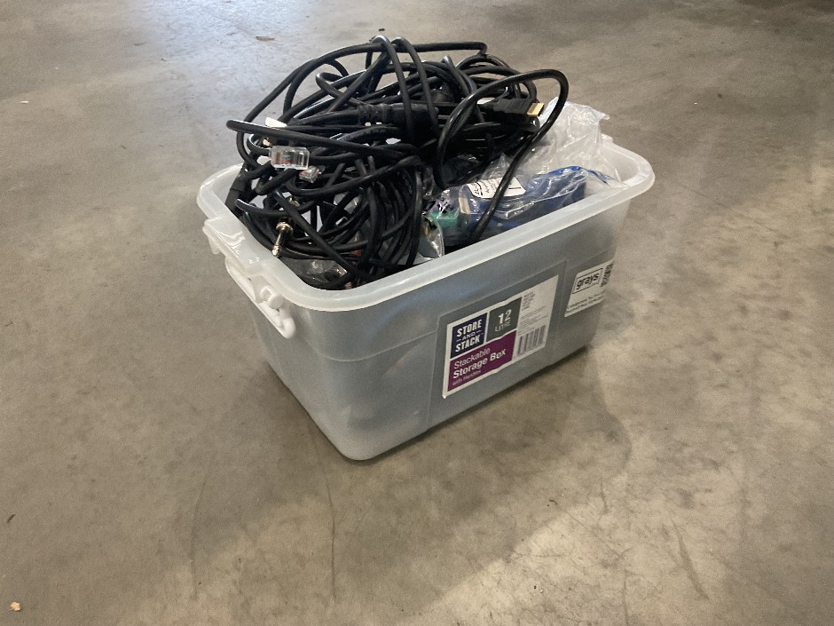 <p>Various IT connections and cables</p>