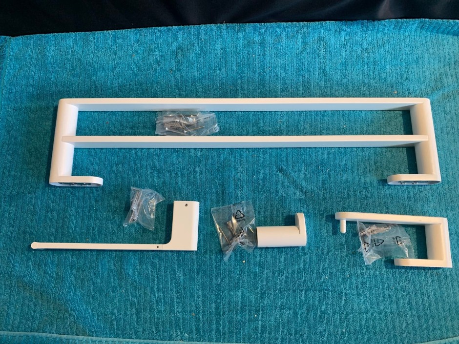 <p>Multitude White Bathroom Accessories (Unused)</p>