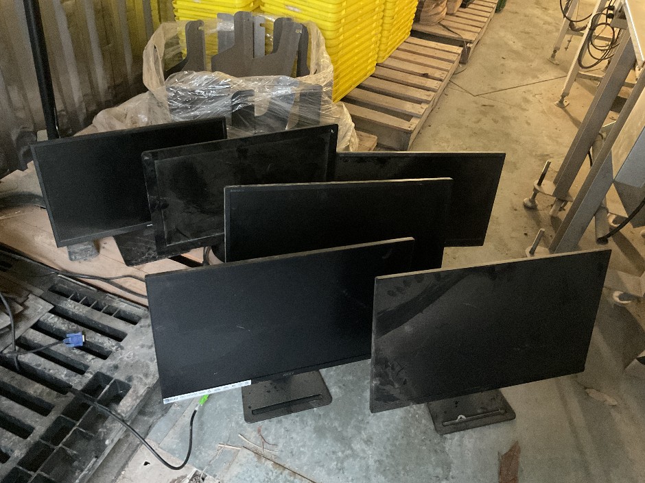 <p>Quantity of computer monitors. x6</p>