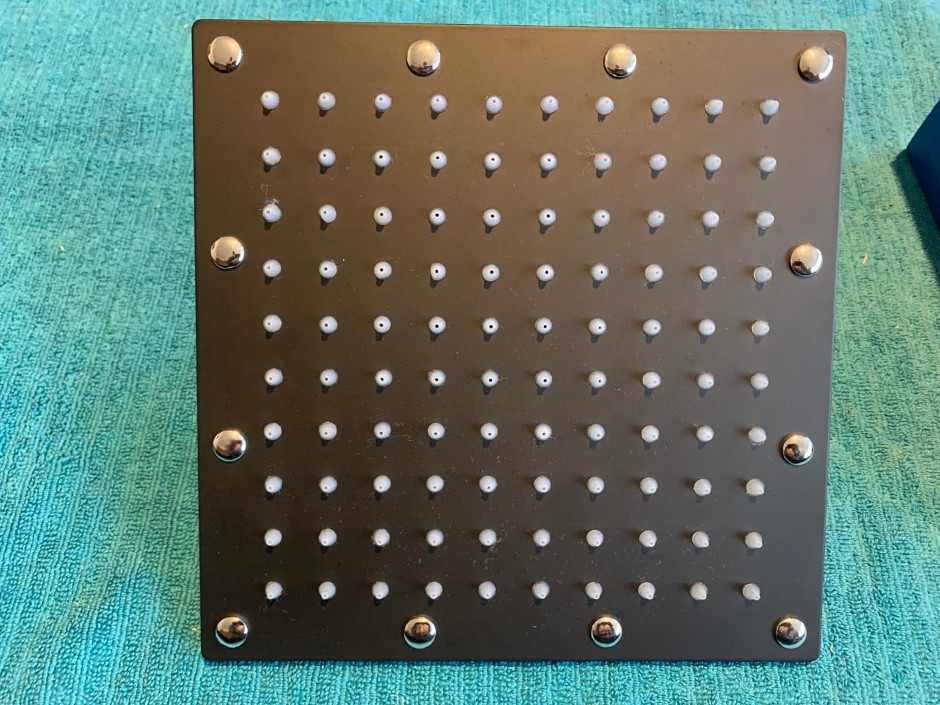 <p>2 x Square Shower Heads, 200mm, Black (Unused)</p>