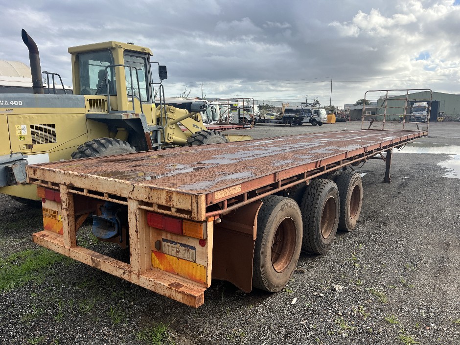 <p>Maxitrans ST3 Tri-Axle</p>