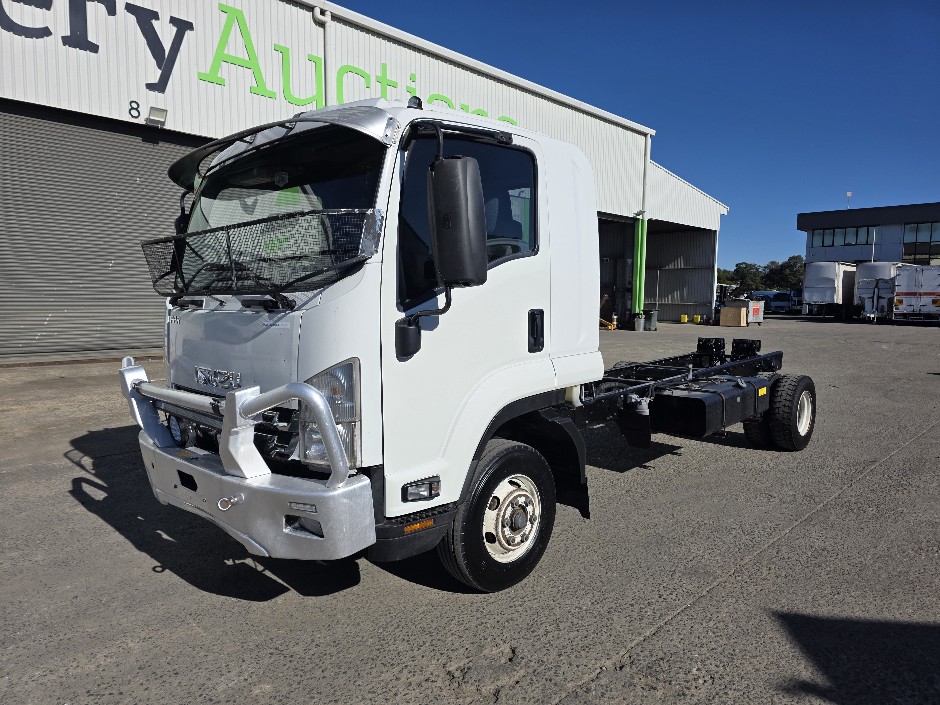 2017 Isuzu FRR 600 FH 4x2 Cab Chassis