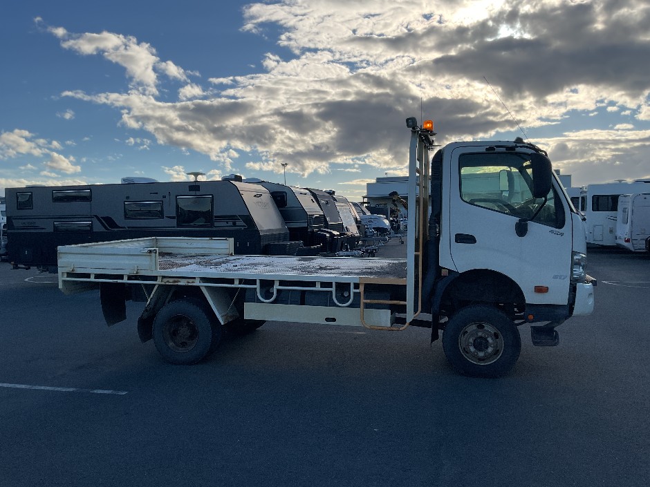 <p>2017 HINO 300  817 4x2 Tray Truck</p>