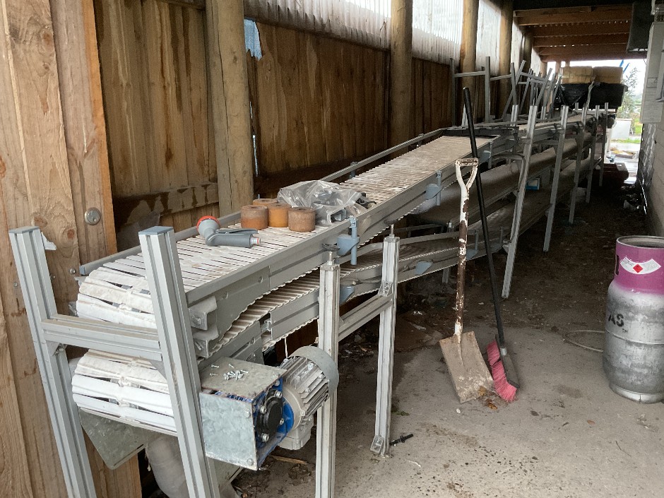Modular plastic belt conveyor