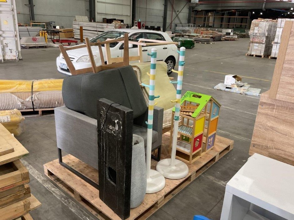 <p>Pallet of Assorted Furniture</p>