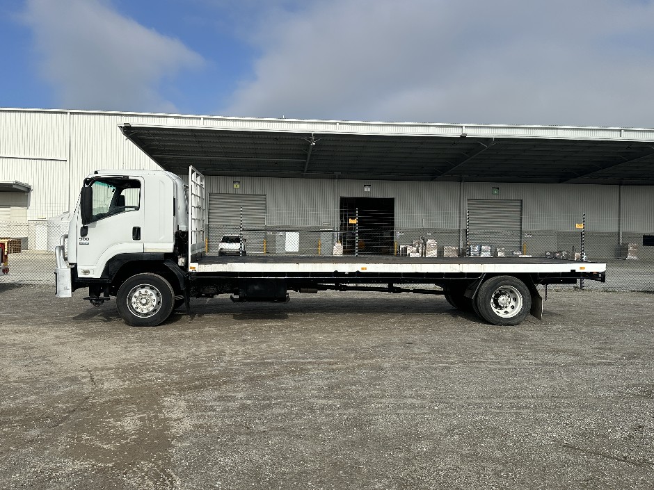 <p>2010 Isuzu FTR900 4x2 Tray Truck</p>