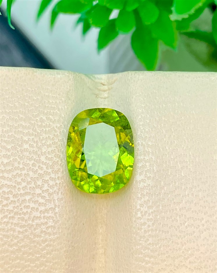 3.80 CT Splendid Natural Peridot