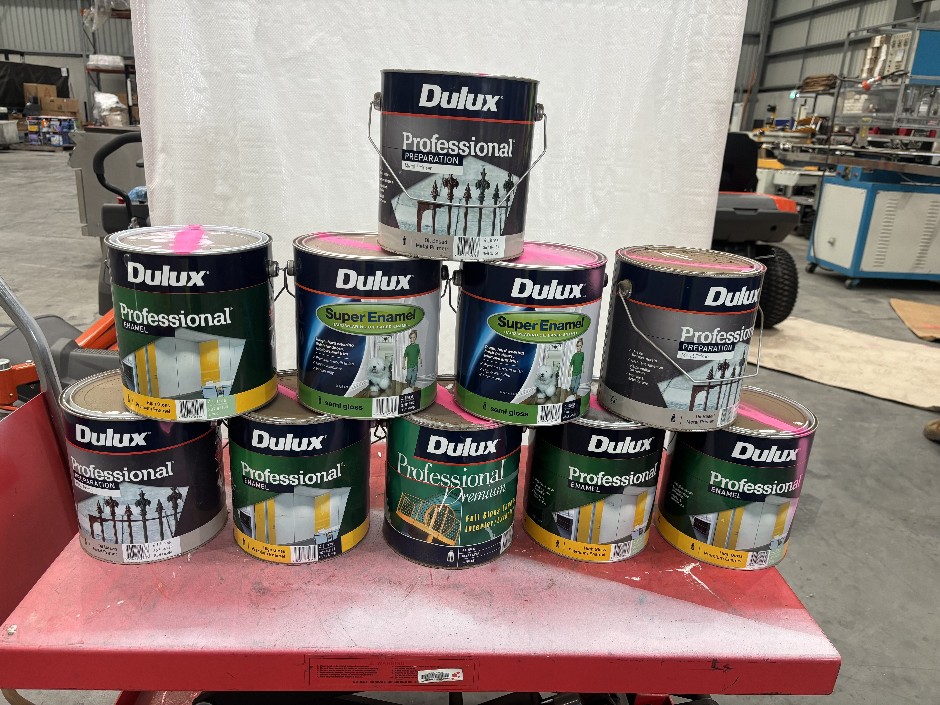 <p>39 x Assorted 4L Dulux Professional Paint Tins</p>