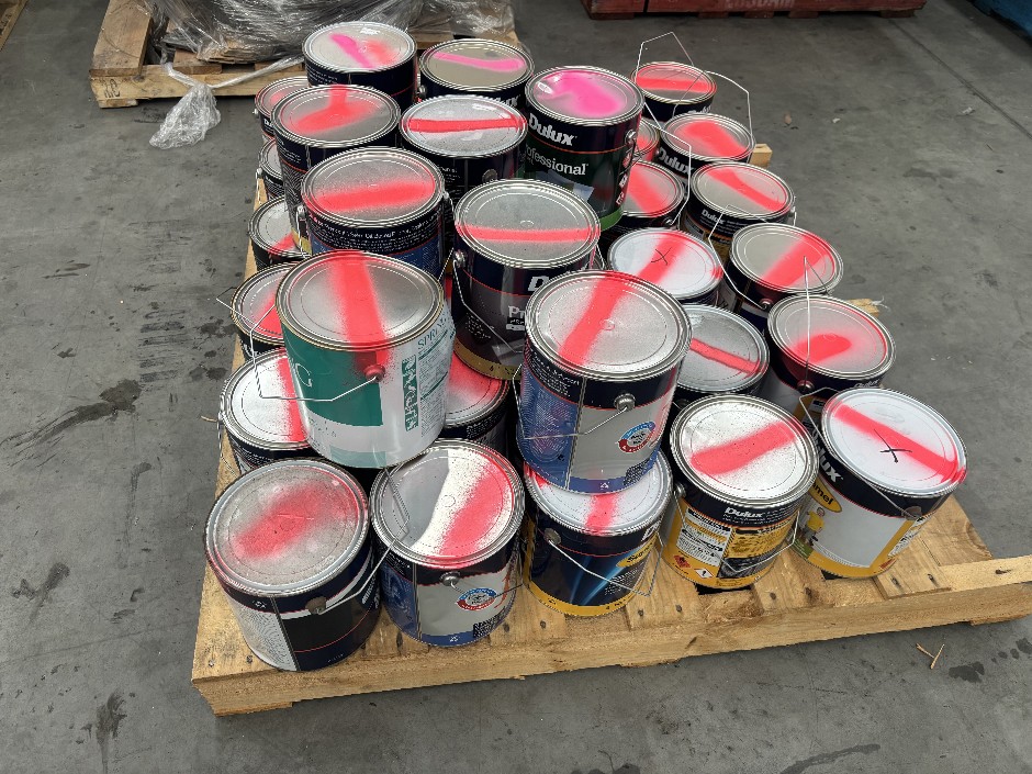 <p>39 x Assorted 4L Paint Tins – Assorted paint</p>