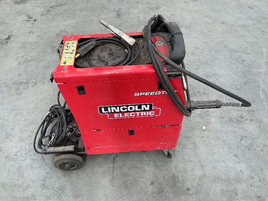 <p>Lincoln Electric Speedtec215C Welder</p>