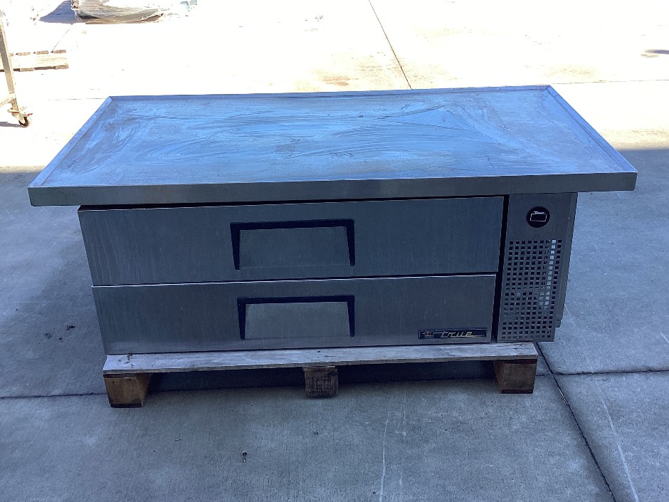 <p>True Refrigerated Chef Base</p>