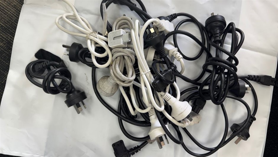 CLOSING DOWN SALE: Large quantity of cables