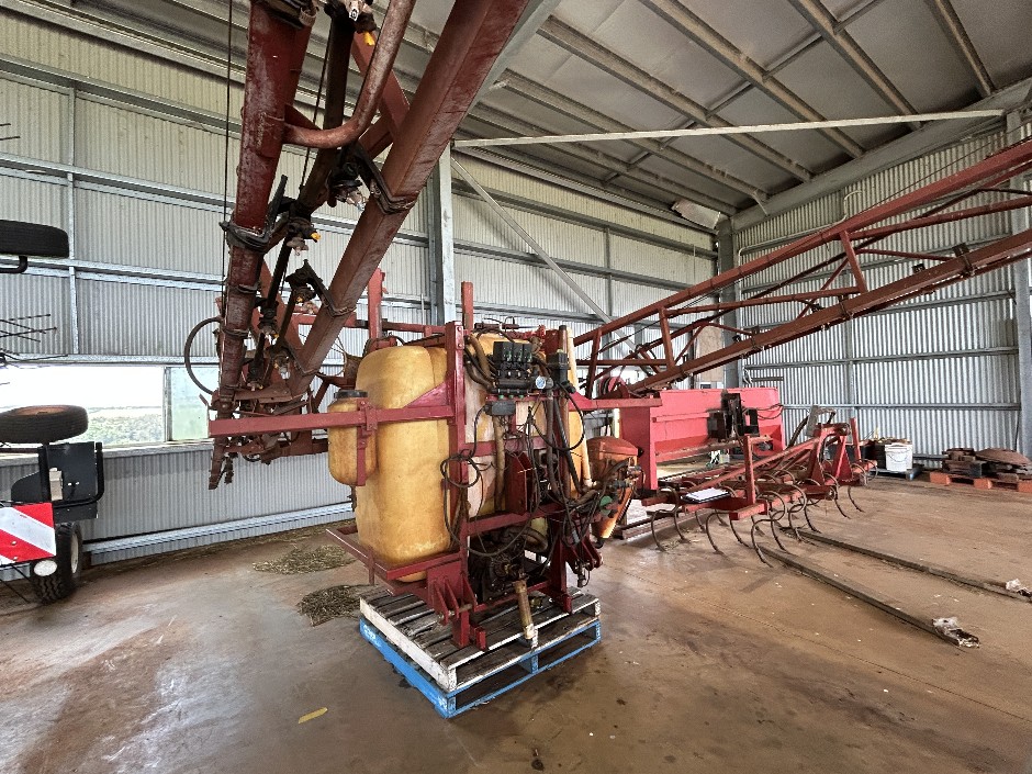 <p>20 Metre Trailing Boom Spray Unit</p>