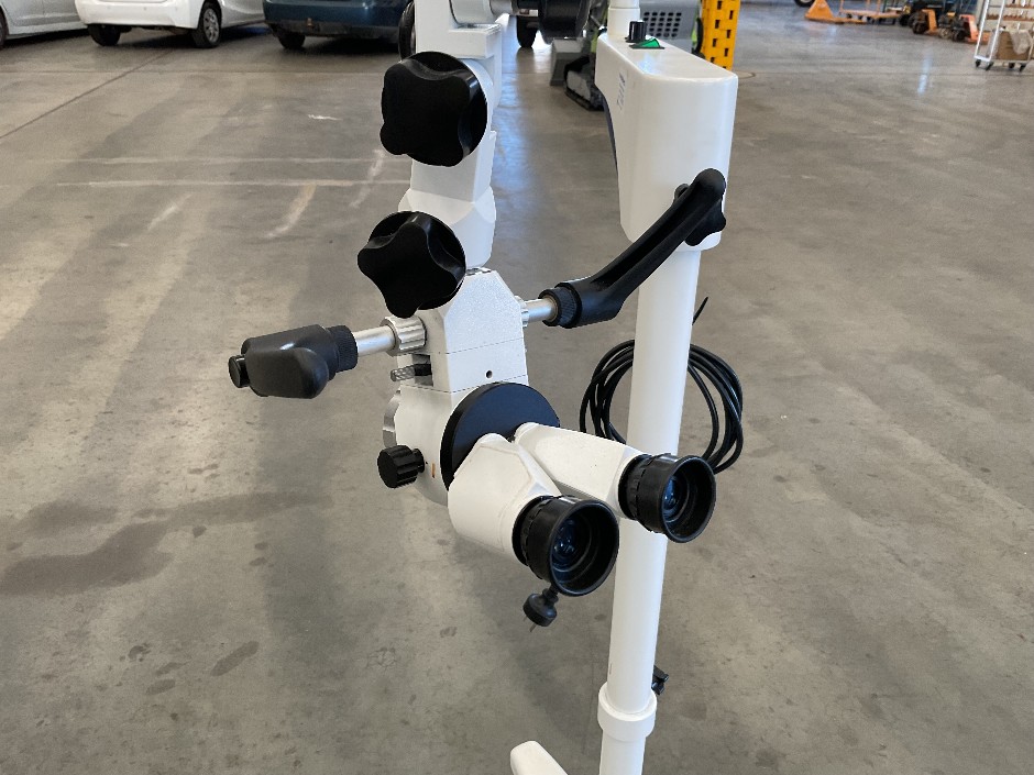 Portable powered magnifying device