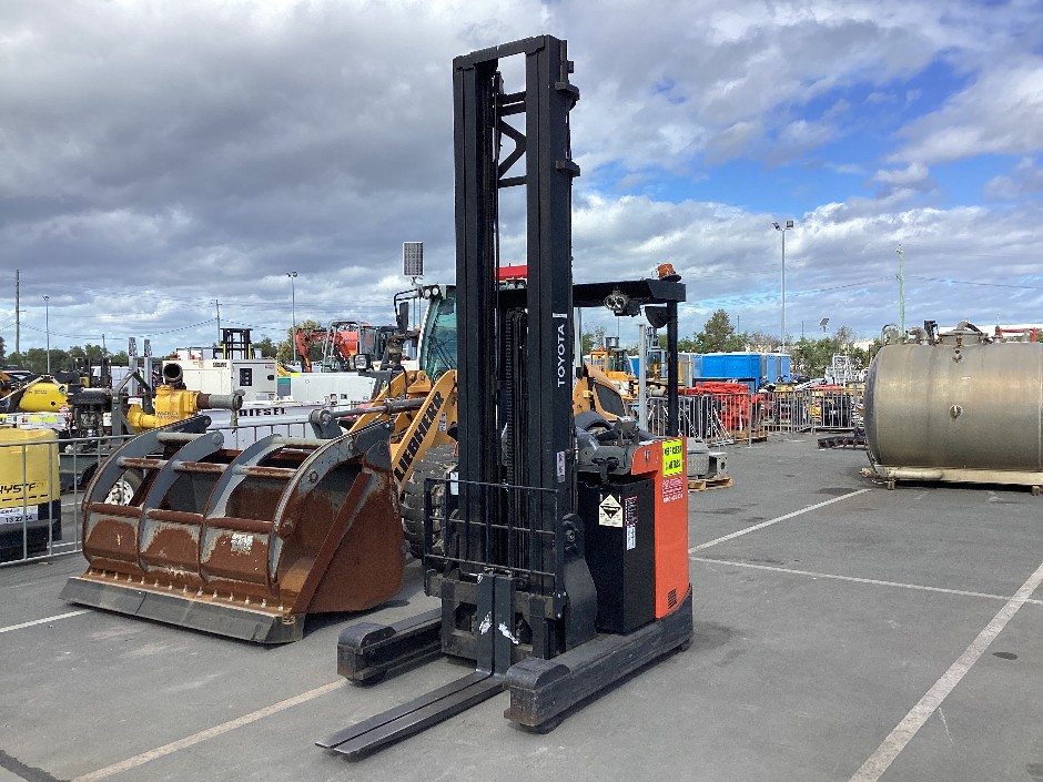 <p>2017 Toyota 8FBRE16S Electric High Reach Forklift</p>