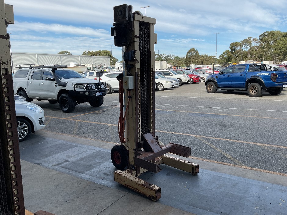 <p>Truck Hoist Endurequip</p>