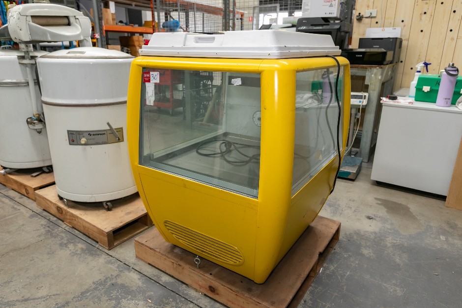 <p>Carrier TC17-SA Mobile Display Fridge</p>